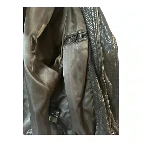 This vintage Metropolitan leather jacket is a must-have for any stylish person. - Picture 9 of 10